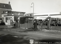 811826 Gezicht op de voorgevel van het Garagebedrijf Jan Jongerius (Rijksstraatweg 41) te Oudenrijn.N.B. Per 1 januari ...